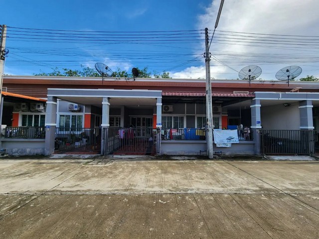   ขาย บ้านเดี่ยว/ทาวน์เฮ้าส์/คอนโด โครงการ  ทาวน์เฮ้าส์ ทรัพย์มณี 999ถนน แม่น้ำคู้ซอย 3 ตำบล แม่น้ำคู้ อำเภอ ปลวกแดง จังหวัด ระยอง  ราคาโปรโมชั่น   1,136,000   บาท    ลดจาก   1,320,000   บาท ราคาโปรโมชั่นตั้งแต่วันที่  2 มีนาคม - 31 พฤษภาคม 2569  รายละเอียดทรัพย์ -  เนื้อที่ 19.90 ตร.ว. พื้นที่ใช้สอย 62.00 ตร.ม.  พิกัดทรัพย์ : https://maps.app.goo.gl/iSgXR7dvAcf8BJDW9  สถานที่ใกล้เคียง   -  ตลาดอาก๋งอาม่า 3.60 กม. -  ตลาดสดเทศบาลปลวกแดง 7.80 �