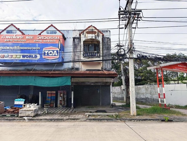   ขาย บ้านเดี่ยว/ทาวน์เฮ้าส์/คอนโด โครงการ อาคารพาณิชย์ เมืองลำปาง ตอนเนครสวรรค์-เชียงราย  ถนนนครสวรรค์-เชียงราย ตำบล ชมพู อำเภอ เมืองลำปาง จังหวัด ลำปาง  ราคาโปรโมชั่น   1,141,000   บาท    ลดจาก   1,440,000   บาท ราคาโปรโมชั่นตั้งแต่วันที่  2 มีนาคม - 31 พฤษภาคม 2569  รายละเอียดทรัพย์ -  เนื้อที่ 43.00 ตร.ว.  พื้นที่ใช้สอย 214 ตร.ม.  พิกัดทรัพย์ : https://maps.app.goo.gl/A6SUaHfKUE1KPE4H7  สถานที่ใกล้เคียง   -  ตลาดสดนาก่วมใต้ 3.80