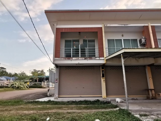   ขาย บ้านเดี่ยว/ทาวน์เฮ้าส์/คอนโด โครงการ อาคารพาณิชย์ ปิยะพัฒน์ ถนน สายชัยบุรี-ปากพัง ตำบล ชัยบุรี อำเภอ ชัยบุรี จังหวัด สุราษฎร์ธานี  ราคาโปรโมชั่น  1,155,000    บาท    ลดจาก   1,155,000   บาท ราคาโปรโมชั่นตั้งแต่วันที่  2 มีนาคม - 31 พฤษภาคม 2569  รายละเอียดทรัพย์ -  เนื้อที่ 31.20 ตร.ว.  พื้นที่ใช้สอย 141.60 ตร.ม.  พิกัดทรัพย์ : https://maps.app.goo.gl/DVZjKFogkKpMp2xFA  สถานที่ใกล้เคียง   -  โรงพยาบาลชัยบุรี -  โลตัส ชัยบุรี 1.50 �