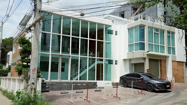 HOME OFFICE ทำเลทอง #หลังมช. ขายเพียง 18.5 ล้าน อาคาร 2 ชั้น #สไตล์โมเดิร์น อาคารใหม่ ฟังก์ชันจัดเต็ม! ทำเลศักยภาพ #ซอยวัดอุโมงค์ รายล้อมด้วยนักศึกษาและต่างชาติ เหมาะทั้งธุรกิจและอยู่อาศัยรายละเอียดทรัพย์• อาคาร 2 ชั้น (Modern Design)• อายุอาคารเพียง 7 ปี (สร้างปี 2562)• ขนาดที่ดิน 116 ตร.วา• พื้นที่ใช้สอยรวม 770 ตร.ม.• ที่จอดรถ 4 คันฟังก์ชันภายใน• 3 ห้องนอน (ห้องน้ำในตัวทุกห้อง + เครื่องทำน้ำ�