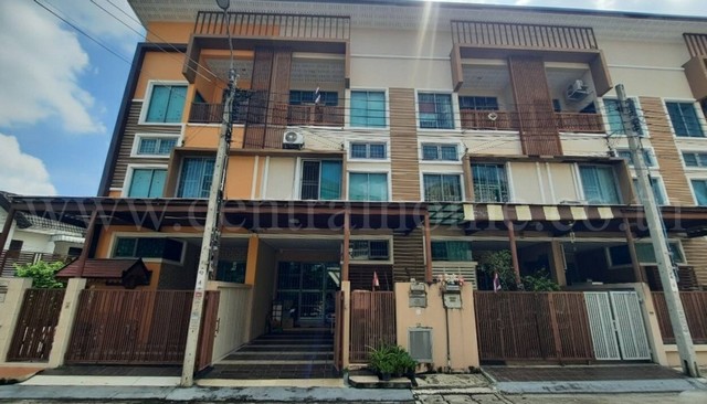 รหัสทรัพย์&nbsp; N0825ทาวน์โฮม 3 ชั้น นนทรี พลัส บางกรวย - ไทรน้อยที่ตั้ง :&nbsp;ซอยวัดสำโรง&nbsp;ถนนบางกรวย - ไทรน้อย ตำบลบางกรวย&nbsp;อำเภอบางกรวย จังหวัดนนทบุรี 11130รายละเอียดทรัพย์&nbsp;- ทาวน์โฮม 3&nbsp;ชั้น&nbsp;เนื้อที่ 21.6&nbsp;ตารางวา พื้นที่ใช้สอย 160 ตารางเมตร-&nbsp;4 ห้องนอน, 3&nbsp;ห้องน้ำ, 1 ห้องนั่งเล่น, 1 ห้องครัว,&nbsp;2 ที่จอดรถ&nbsp;- แอร์ 4&nbsp;เครื่อง, เครื่องทำอุ่น- ตู้โชว์บิ้วอิน, ครัวต่อเติม+ฮูดดูดควัน, 