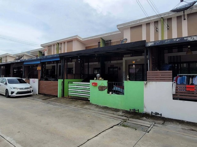   ขาย บ้านเดี่ยว/ทาวน์เฮ้าส์/คอนโด โครงการ ทาวน์เฮ้าส์ เอสซี วิลเลจ (ปลวกแดง-วังแขยง)ถนน ปลวกแดง ตำบล ปลวกแดง อำเภอ ปลวกแดง จังหวัด ระยอง  ราคาโปรโมชั่น   1,118,000   บาท    ลดจาก   1,300,000.   บาท ราคาโปรโมชั่นตั้งแต่วันที่  2 มีนาคม - 31 พฤษภาคม 2569  รายละเอียดทรัพย์ -  เนื้อที่ 24.10 ตร.ว.  พื้นที่ใช้สอย 82.11 ตร.ม. -  บ้านหันไปทางทิศตะวันตกเฉียงใต้  พิกัดทรัพย์ : https://maps.app.goo.gl/X6BXdqJnb9esHTma7  สถานที่ใกล้เคียง   -  Ck 