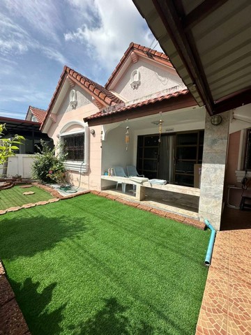 TEL : 092-288 9359 คุณดนิตาLine : https://line.me/ti/p/yxo92dHWP1ขายบ้านเดี่ยวมือสอง ชั้นเดียว ซอยสยามคันทรีคลับ พัทยา บางละมุง ชลบุรี ราคาขาย 3.99  ล้านบาท รายละเอียด :บ้านเดี่นสชั้นเดียว  เนื้อที่ขนาด 63 ตรว. 3 ห้องนอน 2 ห้องน้ำ พิกัด ซอยสยามคันทรีคลับพัทยา บางละมุง ชลบุรี ขายพร้อมสัญญาผู้เช่า 1 ปี F-A15 (310)