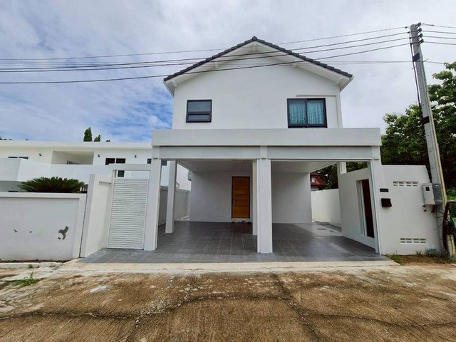 TEL : 092-288 9359 คุณดนิตาLine : https://line.me/ti/p/yxo92dHWP1ขายบ้านพลูวิลล่า 2 ชั้น ห้วยใหญ่ - ชากนอก 19 พัทยา บางละมุง ชลบุรี ราคาขาย 7,990,000 ลบ.ค่าใช้จ่าย ณ วันโอน 50/50รายละเอียด : ที่ดินขนาด 49.8 ตร.ว.  พื้นที่ใช้สอย 192.63 ตร.ม.3 ห้องนอน 4 ห้องน้ำครัวยุโรป และ  ครัวไทย1ห้องบ้านใหม่บิ้วอิน พร้อมเฟอร์นิเจอร์ครบพร้อมเข้าอยู่สระว่ายน้ำ 2.8×5.8 เมตร ลึก 1.3  / ระบบเกลือ/สปา/น้ำวนประตูระบบไฟฟ้า ออโตเมติก จอดรถ 2 คัน ถนนหน้า