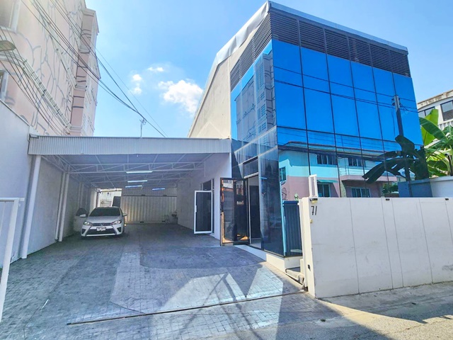 ไบเทค บางนา  1.1กม. ไปรษณีย์ BTSบางนา 900ม. อุดมสุข 1.4กม.เช่า-ขายที่ดินพร้อมอาคารออฟฟิศ 2ชั้น สำนักงานเขตบางนา 770ม. และโกดังขนาดเล็ก รร.นานาชาติแองโกลสิงคโปร์ 2.5 กม. บนทำเลศักยภาพย่านบางนา เหมาะสำหรับสำนักงาน บริษัทเอกชน หรืออยู่อาศัย 84,999 B-M. ขาย 13.49 ลบ. พื้นที่ใช้สอยครบ ฟังก์ชันยืดหยุ่น 5 นอน 2 น้ำ เดินทางสะดวก ใกล้ทางด่วนเฉลิมมหานคร และศูนย์ธุรกิจสำคัญBITEC Bangna 1.1km.post office BTS Bangna 900m BTS UdomSuk 