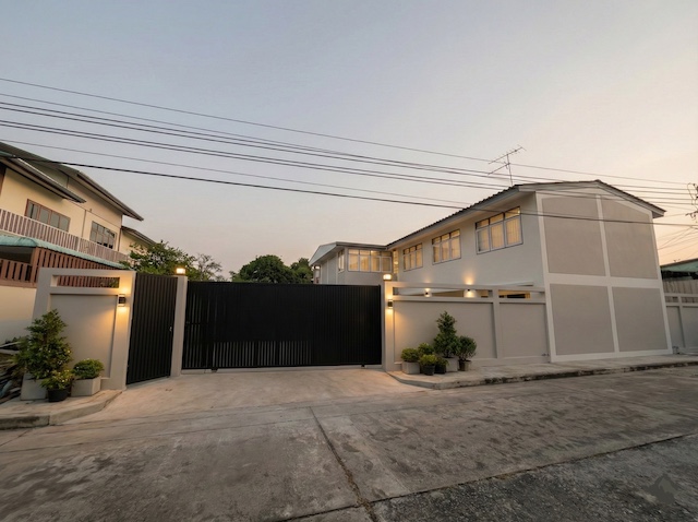 BH3942 ให้เช่าบ้านเดี่ยว ประชานิเวศน์ 2 ที่ดินใหญ่ 159 ตร.วา บ้าน 2 หลัง ใกล้งามวงศ์วาน ประชาชื่นติดต่อ Agent คุณบัว (Bua)Tel: 093-646-4597 LINE ID: Bua093ราคาเช่า 38,000 บาทต่อเดือน (ต่อรองได้)รายละเอียดทรัพย์บ้านเดี่ยวขนาดใหญ่ในหมู่บ้าน Prachanivet 2 Village ทำเลศักยภาพย่านประชาชื่น งามวงศ์วาน เดินทางเข้าเมืองสะดวก เหมาะสำหรับอยู่อาศัยหรือทำโฮมออฟฟิศจุดเด่นของทรัพย์คือที่ดินขนาดใหญ่ถึง 159 ตารางวา พร้อม