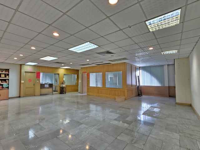 ขาย ออฟฟิศ Royal Castle Pattanakarn Condo พัฒนาการ 30 ขนาด 184 ตรม. 2 ห้องประชุม ทำออฟฟิศหรืออยู่อาศัยได้ ราคา 6,000,000 บาทRoyal Castle Pattanakarn ขนาด 184 ตารางเมตร ชั้น 32 ห้องประชุม2 ห้องน้ำ1 ห้องเก็บของ1 ห้องนั่งเล่น1 ห้องครัว1 ที่จอดรถสามารถทำเป็นออฟฟิศ หรือห้องพักอาศัยได้มีส่วนกลาง สระว่ายน้ำ และฟิตเนสทำเลซอยพัฒนาการ 30- ใกล้ Food Stock - Tops Pattanakarn- 10 นาที ถึง เอกมัย ทองหล่อ- 10 นาที ถึงทางขึ้นทางด่วนผู้ติดต่อณิชาภาTel 099