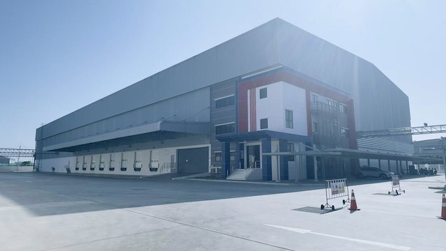 BST1056 ให้เช่าคลังสินค้ามาตรฐานสูง บางปะกง ใกล้บางนา-ตราด กม.34 ทำเลโลจิสติกส์ในเขต EEC เชื่อมต่อกรุงเทพฯ และ Laem Chabang Portติดต่อAgent คุณบัวโทร 0936464597Line Bua093ราคาเช่า 150 บาทต่อตารางเมตรรายละเอียดทรัพย์คลังสินค้ามาตรฐานสูงตั้งอยู่ในพื้นที่ยุทธศาสตร์ของเขตเศรษฐกิจพิเศษภาคตะวันออก หรือ Eastern Economic Corridor ในอำเภอบางปะกง จังหวัด Chachoengsao ซึ่งเป็นศูนย์กลางด้านโลจิสติกส์และอุตสาหกรรม เชื่อม�