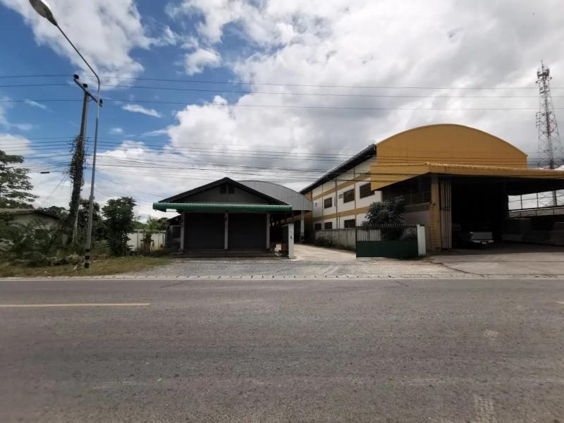    ขาย โกดัง เวียงหนองล่อง จังหวัดลำพูน  ราคาโปรโมชั่น ลดพิเศษ  ถนน ท่าลี่-ม่วงโตน (ทล.1010) ตำบล วังผาง อำเภอ เวียงหนองล่อง จังหวัด ลำพูน  ราคาโปรโมชั่น  8,592,000  บาท    ลดจาก  9,889,000  บาท ราคาโปรโมชั่นตั้งแต่วันที่  2 มีนาคม - 31 พฤษภาคม 2569  รายละเอียดทรัพย์ -  เนื้อที่ 947.00 ตร.ว.   พื้นที่ใช้สอย 1865.84 ตร.ม. -  บ้านหันไปทางทิศ ตะวันออกเฉียงเหนือ  พิกัดทรัพย์ : https://maps.app.goo.gl/faAhAdApTDhzu6eH9  สถานที่ใกล้เคียง   -  ร�