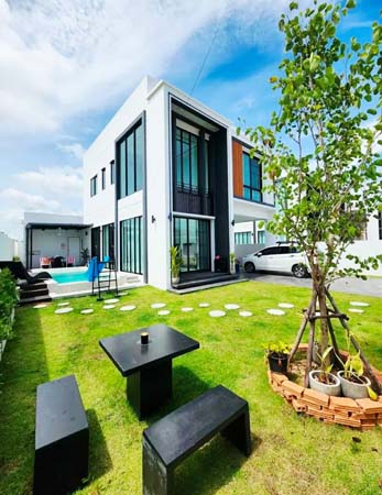 ขายบ้านพูลวิลล่า หางดง ใกล้โรงเรียนนานาชาติลานนา 1 กม. พิกัด สันผักหวาน อ.หางดง  จ.เชียงใหม่ พร้อมดำเนินกิจการต่อทันที  ถ้าซื้อบ้านหลังนี้ เพื่อปล่อยเช่าใน Airbnb ได้เป็นพูลวิลล่า 2 ชั้น หลังมุม มี 4 ห้องนอน 4 ห้องน้ำ ที่ดินขนาด 83 ตร.วา. พื้นที่ใช้สอย 240 ตรม. ภายในบ้านมีเฟอร์นิเจอร์และอุปกรณ์ครบครัน รวมถึงอ่างจากุซซี่ ซื้อแล้วสามารถดำเนินกิจการต่อได้ทันทีจุดเด่นขอ�