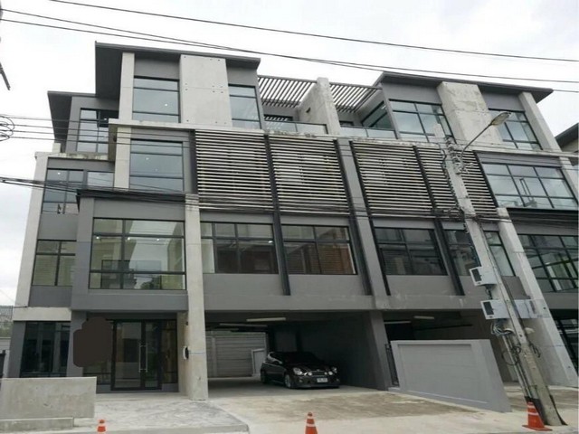 ให้เช่าอาคารสำนักงาน 4 ชั้น 460 ตรม. โครงการดิสทริค-ศรีวรา ทาวน์อินทาวน์ เลียบด่วน*** ราคาเช่า 120,000 บาท/เดือน   ติดต่อ::  ชยา  โทร/ID Line:: 0942823961   Link Line:: https://line.me/ti/p/3xFA1An8Kcรหัส# JJ007อาคารสำนักงาน 4 ชั้น โครงการดิสทริค-ศรีวรา ทาวน์อินทาวน์ขนาด 50 ตรว.พื้นที่ใช้สอย 460 ตรม.7 ห้องน้ำแอร์ทุกห้อง6 – 7 ที่จอดรถอาคารหน้ากว้าง 10.8 เมตรและที่ใกล้เคียงยังมีที่จอดรถของเอกชนให้เช่าเพิ่มเติมได้อีกสิ่งอำนวย�