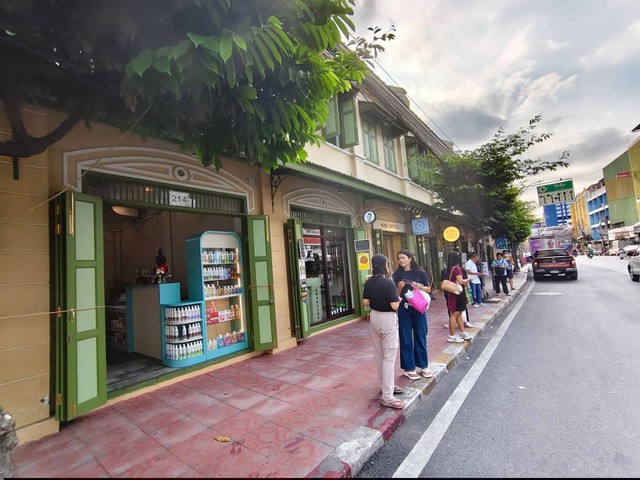 ให้เช่าตึกแถวทำเลทอง 1 คูหา ริมถนนเยาวราช หน้าป้ายรถเมล์ ตกแต่งสวย พร้อมเข้าทำธุรกิจการค้า *** ราคาเช่า 80,000 บาท/เดือนติดต่อ:: ชยา โทร/ID Line:: 0942823961   Link Line:: https://line.me/ti/p/3xFA1An8Kcรหัส # T26-458ตึกแถวทำเลทอง 1 คูหา ริมถนนเยาวราช ราคาดีที่สุดในตลาด ตึกแถว 1 คูหา 2.5 ชั้นพื้นที่ใช้สอย 107 ตารางเมตร ตึกกว้าง 4 เมตร ลึก 13 เมตร   ริมถนน เยาวราช หน้าป้ายรถเมล์ ตกแต่งสวย พร้อมเข้าทำธุรกิจการค้า  ใกล้วัดชนะ