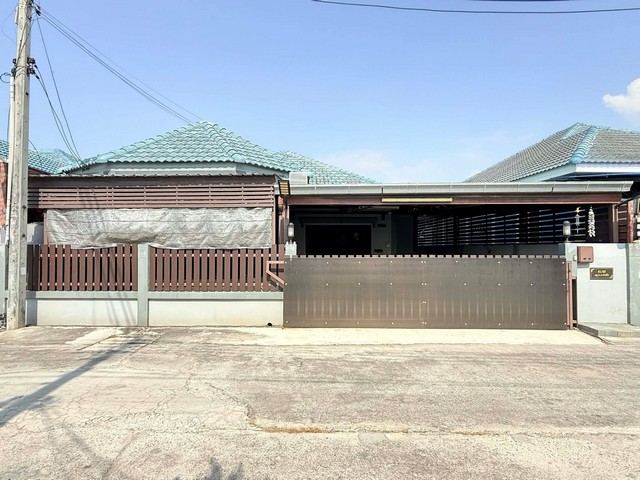 ขายด่วน!! บ้านแฝดชั้นเดียวหมู่บ้านกฤษณา ต.บ้านปึก อ.เมือง จ.ชลบุรีเนื้อที่ 45 ตารางวา3 ห้องนอน 2 ห้องน้ำ 2 ที่จอดรถ - เดินรอบบ้านได้สถานที่ใกล้เคียง- หาดบางแสน 8 นาที (5 กม.)- ตลาดปลา บางแสน 5 นาที (3.4 กม.)- มหาวิทยาลัยบูรพา 7 นาที (4.4 กม.)- ตลาดหนองมน 8 นาที (3.9 กม.)- โรงพยาบาลเอกชล 2 8 นาที (5.1 กม.)- หาดวอนนภา 13 นาที (7.1 กม.)- เซ็นทรัล ชลบุรี 11 นาที (7 กม.)พิกัด: https://maps.app.goo.gl/oykjMvewNuBUM34x7*ราคา 2,900,000 บาท ค่าโอนคนละคร�