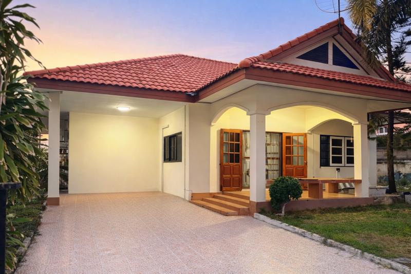 C28077ขายถูก บ้านเดี่ยว หมู่บ้านรามนุช 14ติดถนนสุขุมวิท | ถนนเส้นหลัก | วิวภูเขา บรรยากาศดีมาก ทำเลดี ใกล้ทุกสิ่งที่ต้องการเดินทางสะดวก เข้า-ออกง่ายเหมาะทั้งอยู่อาศัย และลงทุนปล่อยเช่า พิกัด: https://share.google/yw4kDXvapastm5uAX ⸻รายละเอียดบ้าน• ขนาด 77 ตร.วา• 3 ห้องนอน• 2 ห้องน้ำ• 1 ห้องนั่งเล่น• 1 ห้องครัว (ต่อเติมด้านหลังแล้ว)• แอร์ครบทุกห้อง• พร้อมเฟอร์นิเจอร์• จอดรถได้สะดวก• หันหน้าท�