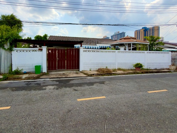 C28103 [ขาย] บ้านเดี่ยวชั้นเดียว หมู่บ้านกฤษดานคร 10พื้นที่กว้างน่าอยู่ ร่มรื่น บ้านหันทิศเหนือ ใกล้เซนทรัลเวสเกตเพียง5นาที เนื้อที่ 66 ตร.ว. พื้นที่รอบบ้านกว้างขวาง จัดสวนได้จุใจ บรรยากาศร่มรื่นให้ความรู้สึกเป็นส่วนตัว ลมเย็นตลอดวัน- 6 ห้องนอน- 2 ห้องน้ำ- 1 ห้องอเนกประสงค์ (กั้นกระจกแบ่ง2ฝั่ง)- 1 ห้องรับแขก- ที่จอดรถมีหลังคา- ศาลานั่งเล่นหน้าบ้าน ทำเลทอง: โครงการติดถ�