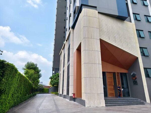 C28007  โอกาศดี ขายคอนโดทำเลสวย ห้อง Duplex(2ชั้น)  ใหม่เหมือนมือ1 เจ้าของทำงานต่างจังหวัดKen Attitude Rattanathibet The one estate Development  มี 1 อาคาร ชั้น 9  ห้องตกแต่งสไตล์ Loft เพดานสูง ไม่อึดอัด ราคาเบาๆ เพียง 3.4 ล้านบาทเท่านั้นการเดินทางสะดวก ใกล้ MRT พระนั่งเกล้า เพียง 100เมตรตรงข้ามเป็นสถานศึกษา ม.ราชมงคลสุวรรณภูมิ ใกล้ ห้างสรรพสินค้า เซ็นทรัลรัตนาธิเบศร์ เพียง5นาที เพียง 950เมตร ถึง รพ.พระนั่งเกล้า 5 นา