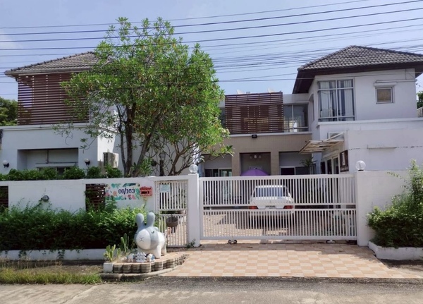 ขายบ้านเดี่ยวหลังใหญ่ พร้อมสระว่ายน้ำหมู่บ้าน สารินพาร์ค ธัญบุรีคลอง 5 • 319 ตร.ว พื้นที่ใช้สอย 500 ตร.ม.• 4 ห้องนอน 4 ห้องน้ำ• 1 ห้องครัว 1 ห้องรับแขก 1 ห้องทำงานส่วนตัว• จอดรถ 6 คัน• แอร์ 11 ตัว• บ้านหันทิศเหนือ อยู่สบายทั้งวันที่ดินขนาดใหญ่ คุ้มค่าระยะยาว บรรยากาศส่วนตัว เหมาะกับครอบครัวใหญ่  การเดินทาง / คมนาคม• ติด ถนนรังสิต-นครนายก (เส้นหลักของโซน)เชื่อมต่อได้หลายเ�