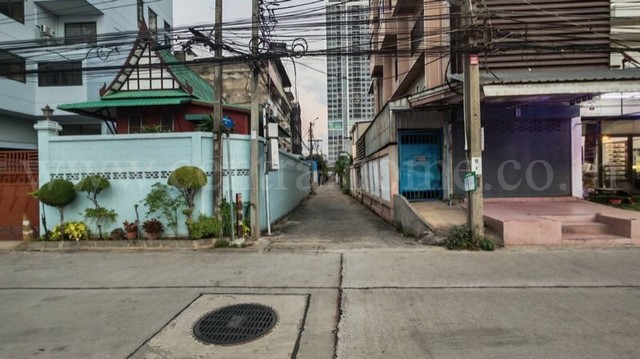 รหัสทรัพย์ N0867ที่ดิน 80 ตารางวา ซอยเพชรเกษม 39 ใกล้ซีคอนบางแค ติด MRT สถานีภาษีเจริญที่ตั้ง : ถนนเพชรเกษม&nbsp;แขวงบางหว้า เขตภาษีเจริญ&nbsp;กรุงเทพมหานคร&nbsp;10160รายละเอียดทรัพย์&nbsp;- เนื้อที่ทั้งหมด 80 ตารางวา 3 หน้ากว้าง 14 เมตร ลึก 23 เมตร- ตัวที่ดินอยู่ในพื้นที่สีส้ม (ที่ดินประเภทอยู่อาศัยหนาแน่นปานกลาง)- สามารถสร้างบ้านพักอาศัย, อาคารพาณิชย์, ร้านค้า, ร้านอาหาร, โรงเรียน, สถานพ�