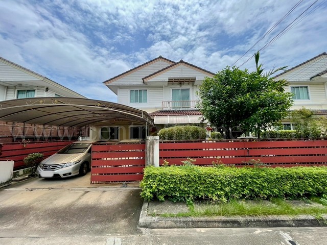 รหัสทรัพย์&nbsp; N0348บ้านเดี่ยว ชัยพฤกษ์ เพชรเกษม 81 หนองแขมที่ตั้ง :&nbsp;ซอยเพชรเกษม 81 ถนนมาเจริญ แขวงหนองแขม เขตหนองแขม กรุงเทพมหานคร&nbsp;10160รายละเอียดทรัพย์-&nbsp;บ้านเดี่ยว 2 ชั้น ขนาดพื้นที่ 50 ตารางวา พื้นที่ใช้สอย 130 ตารางเมตร- 4&nbsp;ห้องนอน, 2&nbsp;ห้องน้ำ, 1 ห้องครัว, 1 ห้องรับแขก,&nbsp;2 ที่จอดรถ- แอร์&nbsp;3 เครื่อง, ปั้มน้ำ+แทงค์น้ำ 1 ชุด,&nbsp;ต่อเติมหลังคาโรงรถ- ชั้นล่างพื้นกระเบื้อง, ชั้นบนพื