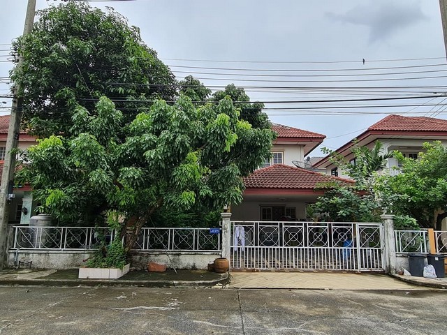   ขาย บ้านเดี่ยว หมู่บ้านศุชญา ปทุมธานี    ซอยรังสิต-นครนายก 85 ถนนรังสิต-นครนายก ตำบลบึงยี่โถ อำเภอธัญบุรี ปทุมธานี  ราคาโปรโมชั่น  2,689,000 บาท    ลดจาก  3,060,000 บาท ราคาโปรโมชั่นตั้งแต่วันที่  2 มีนาคม - 31 พฤษภาคม 2569  รายละเอียดทรัพย์ -  เนื้อที่ 55.50 ตารางวา พื้นที่ใช้สอย 233 ตารางเมตร -  - ห้องนอน - ห้องน้ำ  -  1 ที่จอดรถ  -  บ้านเดี่ยวหันไปทางทิศ  พิกัดทรัพย์ :  https://maps.app.goo.gl/QroCWBfbqtuHkSUb6  สถานที่ใกล้เคี�