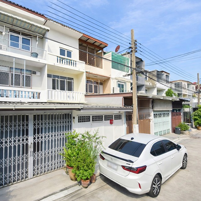 ถ.ลาดพร้าว104-113  รพ.เวชธานี 300 ม.ทาวน์เฮาส์ 3 ชั้น 3นอน 2น้ำ 18ตร.ว.แฮปปี้แลนด์ 220ตร.ม. ปรับปรุงใหม่ 13,999 B-M. เหมาะอยู่อาศัย หรือทำธุรกิจ ทำเลลาดพร้าว เดินทางสะดวก ใกล้แหล่งชุมชน เดอะมอลล์บางกะปิ 800 ม. มหาวิทยาลัย และระบบขนส่งสาธารณะครบLadprao Rd.104-113 Vejthani Hospital 300m. 3storey townhouse 3bed 2bath 18sq.wa. 220sq.m. newly renovated rent 13,999B-M suitable for residence or business Ladprao location convenient transportation close to community amenities The Mall Bangkapi 800 m. universities and complete public transportถ.ลาดพร้าว104-113 แฮปปี้แลนด์ แขวงคลองจ