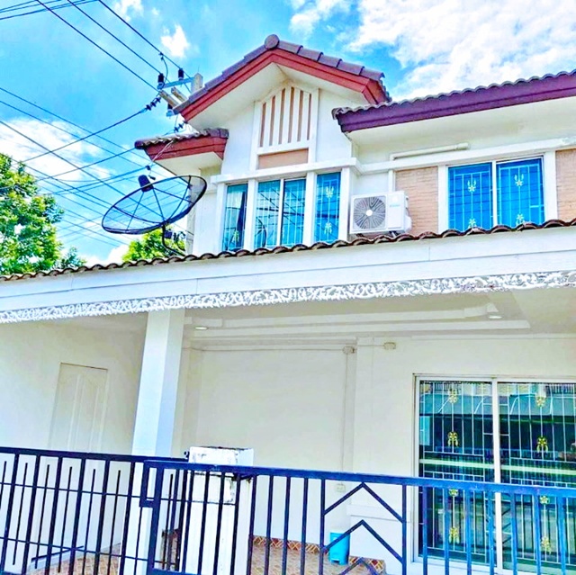 ติดถนน. รังสิต-นครนายก คลอง 2-3  ทาวน์เฮาส์ 2 ชั้น 3 นอน 2 น้ำ โกดังรังสิต ใกล้ตลาดรังสิตคลอง 2 500 ม. 18 ตร.ว. 150 ตร.ม. 9,499 B-M.ติดถนนใหญ่ เดินทางสะดวก ใกล้แหล่งชุมชน รร.ประชาธิปัตย์ 800 ม. โรงพยาบาล และสิ่งอำนวยความสะดวกครบon Main Road Rangsit-Nakhon Nayok Khlong 2-3Two storey townhouse Rangsit Warehouse 3bed 2bath near Rangsit Klong 2 market 500 m. land size 18 sq.wa. usable area 150 sq.m. rent 9,499 B-M located in next to main road convenient transportation close to Prachathipat School 800 m. hospital and full amenitiesติดถนน. รังสิต-นครนายก คลอง 2-3  ตำบลประชาธิปัตย์ อำเภ�