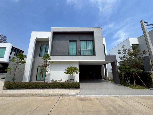 ราคาเริ่มต้น 7,990,000 บาท (ไม่มีสระว่ายน้ำ) #โซนแม่เหียะ บ้านหรู ใกล้เมือง โครงการรางวัลระดับประเทศ บ้านสวยพร้อมอยู่ ทำเลดี เดินทางสะดวก บรรยากาศเงียบสงบ เหมาะสำหรับอยู่อาศัยระดับพรีเมียมรายละเอียดบ้าน• เนื้อที่ดิน 65 ตร.วา• พื้นที่ใช้สอย 212 ตร.ม.• 4 ห้องนอน• 3 ห้องน้ำ• ตกแต่ง Built-in + เฟอร์นิเจอร์ครบ• สระว่ายน้ำส่วนตัว• บรรยากาศเงียบสงบ เป็นส่วนตัวราคาขาย 12,600,000 บาทบ้าน�