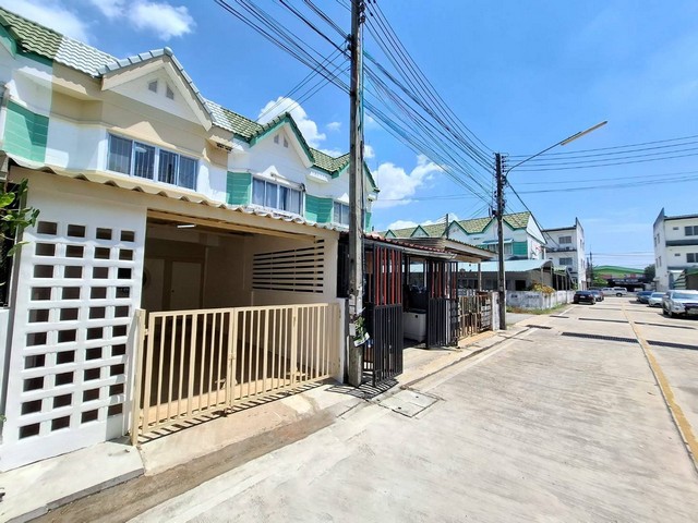 หมู่บ้านเพลินใจทาวน์โฮม ทำเลดี ติดเซเว่น ตลาดหนองโพรง ผ่อนเพียงเดือนละ 5500 บาท- บ้าน 2 ชั้น พื้นที่ 22 ตารางวา 2 ห้องนอน 2 ห้องน้ำ (บ้านเลขที่ 103/120) ตกแต่งทำใหม่ทั้งหลัง - สุดยอดทำเล บ้านอยู่ต้นซอย ใกล้ถนนเส้นหลักเพียง 50 เมตร - ใจกลางเมือง ใกล้ห้างโกลบอลเฮ้าส์ ดิโอโซน ขนส่งใหม่ระยอง สนนราคา 1.35 ล้านเงินเดือน 13000 กู้ได้ วิ่งตามพิกัดนี้ถึงหน้าบ้าน https://maps.app.goo.gl/Qi2B2GtEL41UtSA6Aกู้ได้เต็�