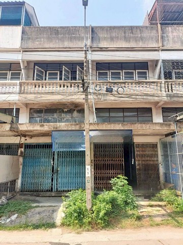 AOM 2635ขายตึกแถว 2 คูหา โครงการหรรษามาเจริญ  ถนนเพชรเกษม 81 แขวงหนองแขม เขตหนองแขม กรุงเทพมหานคร ราคา 2,900,000 บาทขายตึกแถว 2 คูหา สภาพดี! ทำเลทองเพชรเกษม 81 (หมู่บ้านหรรษามาเจริญ)พื้นที่กว้างขวาง 47.8 ตร.ว.  ฟังก์ชันครบ ทั้งอยู่อาศัยและทำธุรกิจ จุดเด่นที่ไม่ควรพลาด:พื้นที่ใช้สอยจุใจ: ประมาณ 240 ตร.ม. สูง 2.5 ชั้น (มีชั้นลอย + ดาดฟ้าต่อเติมหลังคาแล้ว)ทำเลดีเดินทางสะดวก: เข้าจาก ถ.เพช