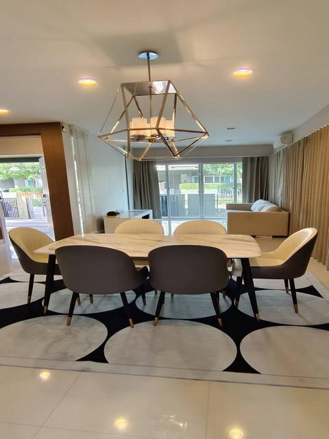 ให้เช่าบ้านเดี่ยว2ชั้นโครงการมัณฑนาเลควัชรพลย่านสุขุาภิบาล 5 สายไหม วัชรพล รามอินทรา ใกล้ทางด่วนรามอินทราราคาเช่า 120,000 บาท / เดือน ( สัญญาขั้นต่ำ 1 ปี ประกัน 2 เดือน ล่วงหน้า 1เดือน ) รวมค่าส่วนกลางแล้วที่ตั้ง ถนนสุขาภิบาล 5 แขวงออเงิน เขตสายไหม กรุงเทพมหานคร 10220ติดต่อ : คุณภัสพงณ์ 0634098164Line : binkem22https://www.facebook.com/profile.php?id=61581484955548เนื้อที่ 115 ตารางวา พื้นที่ใช้สอย 285 ตารางเมตร จำนวน 2 ชั้น 4 ห