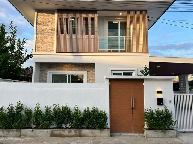 โซนท่ารั้ว ให้เช่า 25,000 บาท/เดือน ขาย 3.29 ล้าน 47 ตรว.  บ้านเดี่ยว 2 ชั้น #รีโนเวทใหม่ #สไตล์โมเดิร์นมินิมอล #แปลงมุม #ใกล้ตลาดท่ารั้ว #วงแหวนรอบ3 เดินทางสะดวกพื้นที่ดิน 47.8 ตรว.พื้นที่ใช้สอย 162 ตรม. 4 ห้องนอน 3 ห้องน้ำ1 ห้องครัว1 ห้องรับแขก1 โถงรับประทานอาหาร2 ที่จอดรถของแถม เฟอร์นิเจอร์ใหม่ และเครื่องใช้ไฟฟ้าใหม่เอี่ยมแอร์ 5 ตัว ทีวี ตู้เย็น เครื่องทำน้ำอุ่น 3 เครื่อง ซักอบผ้�