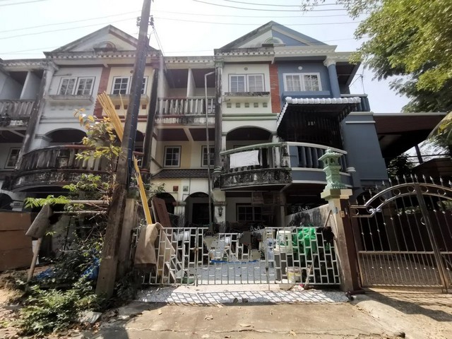   ขาย บ้านเดี่ยว/ทาวน์เฮ้าส์/คอนโด โครงการ ทาวน์เฮ้าส์ มิตรภาพ ระยองถนน เลียบชายหาดแม่รำพึง ตำบล ตะพง อำเภอ เมืองระยอง จังหวัด ระยอง  ราคาโปรโมชั่น   1,066,000   บาท    ลดจาก  1,261,000    บาท ราคาโปรโมชั่นตั้งแต่วันที่  2 มีนาคม - 31 พฤษภาคม 2569  รายละเอียดทรัพย์ -  เนื้อที่ 19.90 ตร.ว.  พื้นที่ใช้สอย 180.00 ตร.ม. -  บ้านหันไปทางทิศ ตะวันออกเฉียงเหนือ  พิกัดทรัพย์ : https://maps.app.goo.gl/bv1bsADtUQKB9xFx6  สถานที่ใกล้เคียง   -  