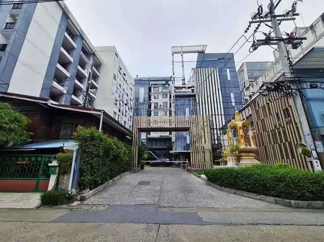   ขาย บ้านเดี่ยว/ทาวน์เฮ้าส์/คอนโด โครงการ คอนโด เดอะ โมนาเวล คอนโด เพชรเกษม 39 กรุงเทพซอย เพชรเกษม 39 ถนน เพชรเกษม แขวง บางหว้า เขต ภาษีเจริญ จังหวัด กรุงเทพมหานคร  ราคาโปรโมชั่น   1,070,000   บาท    ลดจาก  1,386,000    บาท ราคาโปรโมชั่นตั้งแต่วันที่  2 มีนาคม - 31 พฤษภาคม 2569  รายละเอียดทรัพย์ - พื้นที่ใช้สอย 20.08 ตร.ม.  พิกัดทรัพย์ : https://maps.app.goo.gl/ChzJM1DyE7oTmK62A  สถานที่ใกล้เคียง   -  สถานีรถไฟฟ้าใต้ดินภาษีเจร�