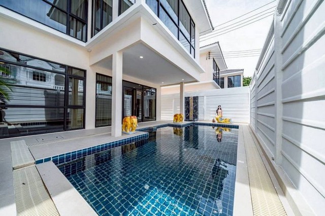 TEL : 092-288 9359 คุณดนิตาLine : https://line.me/ti/p/yxo92dHWP1ขายบ้านสไตล์โมเดิร์น ทำเลดี ในพัทยา ซอยกอไผ่ราคาขาย 19,900,000 บาทค่าโอน : 50/50รายละเอียด : ขนาดที่ดิน : 320 ตร.ม.ขนาดพื้นที่ใช้สอย : 300 ตร.ม.7 ห้องนอน 8 ห้องน้ำกรรมสิทธิ์ : ชื่อบริษัทค่าส่วนกลาง : ไม่มีค่าส่วนกลางF-A15 (322)