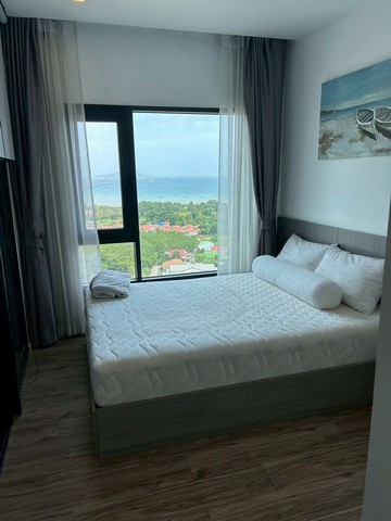 TEL : 092-288 9359 คุณดนิตาLine : https://line.me/ti/p/yxo92dHWP1รายละเอียด : เนื้อที่ขนาด 34 ตรม. ชั้น 17 วิวทะเล 1 ห้องนอน 1 ห้องน้ำ ห้องน้ำมีอ่างอาบน้ำเฟอร์นิเจอร์ครบ + เครื่องใช้ไฟฟ้าพร้อมตู้เย็น  เตาไฟฟ้า  ไมโครเวฟ  เครื่องซักผ้าทีวี  WiFi พร้อมใช้งานสิ่งอำนวยความสะดวก : - สระว่ายน้ำ- ฟิตเนส- ที่จอดรถ- สวนหย่อม- ซาวน่า- ออนเซ็น- ร้านค้าในโครงการ, Co-working space,- ระบบรักษาความปลอดภัย 24 ชม.ทำเลดี: ถนนสุขุมวิท – ใจกล�