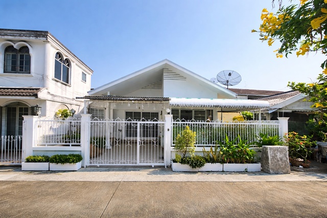 รพ. เปาโล โชคชัย4 950ม. ทำเลลาดพร้าว บ้านชั้นเดียวกว้างขวาง 2-3นอน MRTโชคชัย4 1.8กม. MRTลาดพร้าว71 1.4กม. 2น้ำ 45ตร.ว. 180ตร.ม. 18,499 B-M.ตลาดโชคชัย 4 500 ม.Paolo Chokchai4 Hospital 950m. spacious single story house 2-3bed MRT Chokchai4 1.8km.MRT LatPhrao71 1.4km.2bath 45sq.wa. 180sq.m. shady and quiet ideal for living home office or online sales 18,499 B-M convenient Ladprao close to amenities and Chokchai 4 Market 500 m. easy access to multiple roadsVDO 1minshttps://youtube.com/shorts/3QxgfuL1g4Qถ.ลาดพร้าว ซอยโชคชัย 4 ซอย30-38 แขวงลาดพร้าว เขตลาดพร้าว กรุงเทพมหานครพื้นที่: บ้านเดี่ยว 1 ชั้น ขนาด 45ตารางวา พื้นที่ใช�