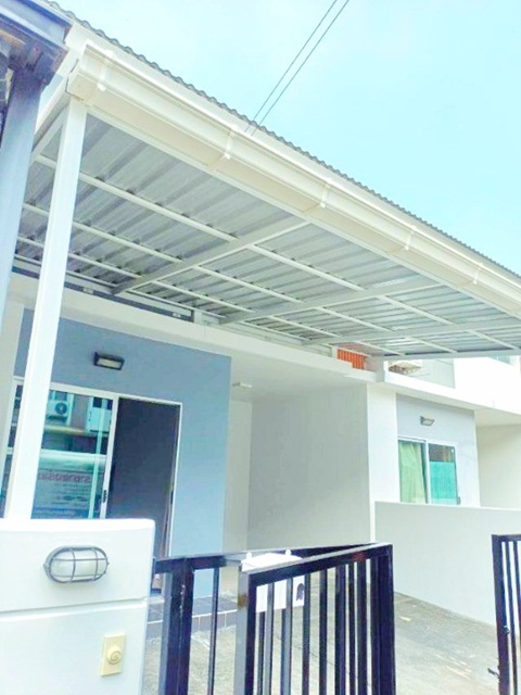 ม.เทคโนโลยีราชมงคลธัญบุรี 800 ม. ทาวน์เฮ้าส์ 2 ชั้น สภาพสวย 3 นอน 2 น้ำ รีโนเวทใหม่ทั้งหลัง 17.4 ตร.ว. 140 ตร.ม.10,999 B-M.ทำเลรังสิต ธัญบุรี เดินทางสะดวก เหมาะอยู่อาศัย ใกล้แหล่งชุมชน การศึกษา ตลาดคลองหก 900 ม.และโรงพยาบาล บรรยากาศน่าอยู่ ปลอดภัยnear Rajamangala University of Technology Thanyaburi 800 m. Beautiful 2 story townhouse 3 bed 2 bath  newly renovated throughout 17.4 sq.wa. 140 sq.m. rent 10,999 B-M located in Rangsit Thanyaburi convenient transportation ideal for living close to community amenities educational institutions Khlong Hok Market 900 m. and hospital pleasant and safe neighborhoodถ.รัง�