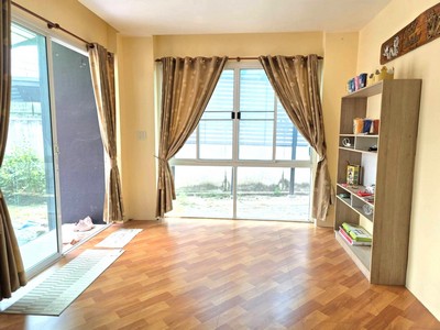 ราคาดีที่สุดในพัทยา!!!ขายบ้าน 2 ชั้น หมู่บ้านฟลอเรสต้า 9 (แหลมฉบัง)ถ. ทุ่งกราด  ตำบลบางละมุง อำเภอบางละมุง ชลบุรี .TPI-2925.ที่ตั้ง :  หมู่บ้านฟลอเรสต้า 9 (แหลมฉบัง) Floresta 9 ถ. ทุ่งกราด  ตำบล บางละมุง อำเภอบางละมุง ชลบุรี https://maps.app.goo.gl/RdmtBUBcvXTN7NcQ8.รายละเอียดบ้าน   - บ้าน2ชั้น ขนาด 57.9 ตรว.   - พื้นที่ใช้สอย 82 ตรม.  - บ้าน 3 ห้องนอน 3 ห้องน้ำ  1 ห้องรับแขก 2 ห้องครัว 1 ห้องเก็บของ 1 ห้องซักล้าง 1 ระเบียง- จอดรถ�