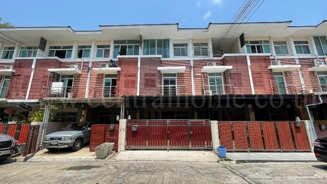 รหัสทรัพย์ : 7050ทาวน์เฮ้าส์ 3 ชั้น เดอะบริติช กัลปพฤกษ์ พร้อมอยู่ ราคาถูกที่ตั้ง&nbsp;: ถนนกัลปพฤกษ์ แขวงบางหว้า เขตภาษีเจริญ กรุงเทพมหานคร 10160รายละเอียดทรัพย์- ทาวน์เฮ้าส์ 3 ชั้น ขนาดพื้นที่ 22.4 ตารางวา พื้นที่ใช้สอย 220 ตารางเมตร&nbsp;- 3 ห้องนอน, 4 ห้องน้ำ, 1 ห้องรับแขก, 1 ห้องครัว, 2 ที่จอดรถ- แอร์ 1 เครื่อง, ปั๊มน้ำ+แทงค์น้ำ 1 ชุด, เครื่องทำน้ำอุ่น 3 เครื่อง, ชุดโซฟา, รั้วไฟฟ้า, ผ้าม่าน