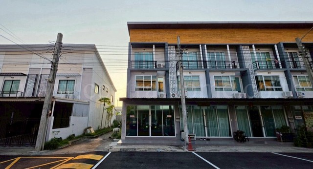 รหัสทรัพย์&nbsp;7018โฮมออฟฟิศ 3 ชั้น หลังมุม 19.7 ตารางวา โครงการอาร์ เค พาร์ค 2 สายไหมที่ตั้ง&nbsp;: ถนนสายไหม แขวงสายไหม เขตสายไหม กรุงเทพมหานคร&nbsp;10220รายละเอียดทรัพย์- โฮมออฟฟิศ 3 ชั้น หลังมุม เนื้อที่ดิน 19.7 ตารางวา พื้นที่ใช้สอย 160 ตารางเมตร- 4 ห้องนอน, 3 ห้องน้ำ, 1 ห้องนั่งเล่น, 1 ห้องรับแขก, 1 ห้องทานอาหาร, 1 ที่จอดรถ- มีแอร์ 4 ตัว, ปั๊มน้ำ+แท้งค์น้ำ, สัญญาณกันขโมย- ต่อเติมหลังคาพื้นที่