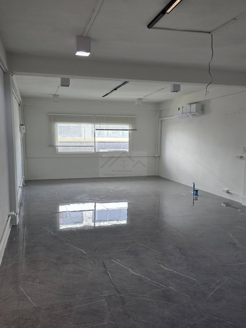 ให้เช่าพื้นที่แบบเหมาทั้งชั้น 44 ตรม. โครงการ The Hub Phahol-Ari ติดถนนใหญ่ใกล้ BTS อารีย์และสะพานควาย ***สามารถทำเป็นออฟฟิศ คาเฟ่ ร้านนวด ร้านทำผม ได้หมด ****** ราคาเช่า 30,000 บาท/เดือน ติดต่อ::  ชยา โทร/ID Line:: 0942823961   Link Line:: https://line.me/ti/p/3xFA1An8Kcรหัส# T26-225  พื้นที่แบบเหมาทั้งชั้น ติดถนนใหญ่ใกล้ BTS อารีย์และสะพานควายโครงการ The Hub Phahol-Ari - ห้องชั้น 4 เป็นชั้นที่ตกแต่งพร้อมใช้ได้เลย- พื้นที่ 44 ตรม. แบบเหมาทั้งชั้น - �