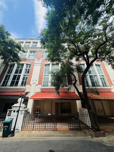 ให้เช่าทาวน์โฮม 4.5 ชั้น 4 ห้องนอน บ้านกลางกรุงทองหล่อ ซอยทองหล่อ14 ใกล้ BTS ทองหล่อ ตรงข้าม J-Avenue *** ราคาเช่า 120,000 บาท / เดือนติดต่อ:: ชยา โทร/ID Line:: 0942823961   Link Line:: https://line.me/ti/p/3xFA1An8Kcรหัส# T26-361ทาวน์โฮม 4.5 ชั้น บ้านกลางกรุงทองหล่อ สุขุมวิท55 ซอยทองหล่อ14 ใกล้ BTS ทองหล่อเนื้อที่  26 ตารางวา พื้นที่ใช้สอย 320 ตารางเมตร 4 ห้องนอน 6 ห้องน้ำ 1 ห้องแม่บ้าน+ห้องน้ำ 1 ห้องใต้หลังคา fully furnished จอดรถในบ้านได้ 2 คัน ใกล้ BTS ท