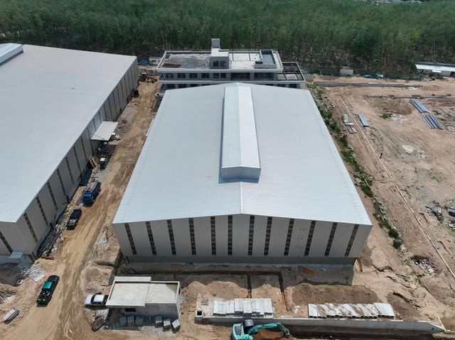 ให้เช่าโรงงานพื้นที่สีม่วงลาย 2200ตร.ม มาบยางพรปลวกแดงระยองมีใบอนุญาตรง.4ผลิตอะไหล่รถยนต์ราคาเช่า 150 บาท / ตารางเมตรที่ตั้ง ตำบลมาบยางพร อำเภอปลวกแดง จังหวัดระยอง 21140ติดต่อ : คุณภัสพงณ์ 0634098164Line : binkem22https://www.facebook.com/profile.php?id=61581484955548พื้นที่ใช้สอย 2,200 ตารางเมตร สูง 10.5 เมตร ตรงกลางสูง 12.72 เมตร มีออฟฟิศด้านหลัง ( ให้เช่าเพิ่ม )ไฟฟ้า 3 เฟสรับน้ำหนัก 20 ตัน / ตารางเมตรมีใบ อนุญาต รง. 4 ผลิตอะไหล่�