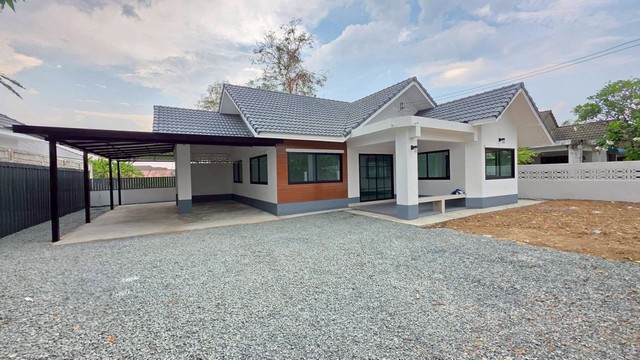 # ขายบ้านเดี่ยวชั้นเดียว มบ.เคเอสวิว สันปูเลย  พิกัด : ต.สันปูเลย  อ.ดอยสะเก็ด  จ.เชียงใหม่   เนื้อที่ตามโฉนด  74   ตารางวา        -    3          ห้องนอน        -    2          ห้องน้ำ       -    1           ห้องโถง        -             1           ห้องครัว       -             2-3       รถยนต์   #สถานที่ใกล้เคียง- สำนักงานเทศบาลตำบลสันปูเลย                 800  เมตร- ตลาดท่ารั้ว                                                 3.1    กิโลเมตร- เซนทรัลเฟสติวัลเชียงใหม่                           12     กิโลเมตร- ตลาดสด,เซเ