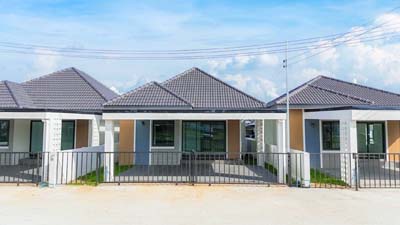 ขาย  บ้านเดี่ยวโมเดิร์น ใกล้เซ็นทรัลเฟส เชียงใหม่ โซนท่ารั้ว ตลาดขวัญ ราคาเพียง 2.09 ล้านบาท พร้อมของแถมเพียบ! พิกัด: ท่ารั้ว ต.สันปูเลย อ.ดอยสะเก็ด เชียงใหม่ ถึง Rimping Meta Mall 5 นาที ใกล้ Central Festival / แยกแม่กวง เพียง 3 กม. เข้าเมือง 10 นาที เข้า-ออกได้หลายทาง บ้านพร้อมอยู่ • 3 ห้องนอน | 2 ห้องน้ำ | 1 ครัว • จอดรถ 2-3คัน |  • พื้นที่ดิน 40 ตร.วา.พื้นที่ใช้สอยตัวบ้าน ..110.. ตรม.⸻ จองวันนี้ แถมฟรี! แอร์ / 