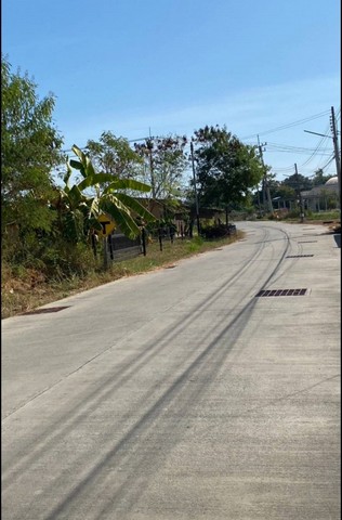 ขายที่ดินสีม่วง เนื้อที่ 19 ไร่เศษ ถมไม่มาก มี่ดินมีรูปร่างสี่เหลี่ยมผืนผ้าสวยมีน้ำประปา ไฟฟ้า ผ่านหน้าแปลงที่ดิน พร้อมใช้ ถนนสาธารณะหน้าแปลงที่ดิน รถใหญ่เข้าได้การเดินทางจากที่แปลงนี้ สามารถเชื่อมต่อเข้าสู่ถนนทางหลวงหลักๆได้หลายสาย เช่น ถนนศุขประยูร , ถนนบายพาส ชลบุรี ซึ่งเชื่อมโยงกับแหล่งอุตสาหกรรม เช่น นิคมอมตะนคร , ท่าเรือแหลมฉบัง , สนามบินสุวรรณ