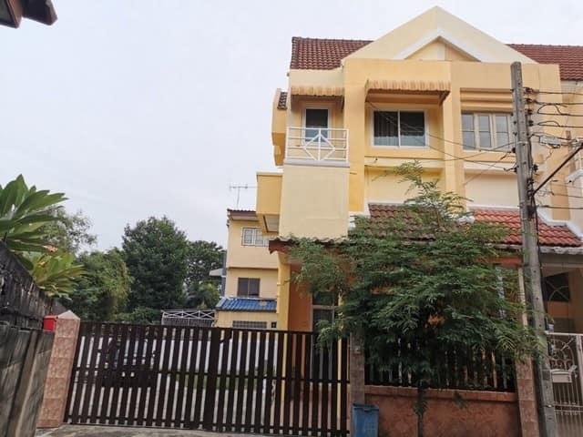 ขาย-ให้เช่าทาวน์โฮม 2.5 ชั้น 49 ตรว หลังใหญ่สไตล์บ้านเดี่ยว เล่นระดับ เพดานสูง หมู่บ้านเกษราคลาสสิคโฮม ซอยเสรีไทย 81-2 หลังใหญ่สุดในโครงการติดต่อ:: ชยา โทร/ID Line:: 0942823961Link Line:: https://line.me/ti/p/3xFA1An8Kcรหัส# T26-374ทาวน์โฮม 2.5 ชั้นหลังใหญ่สไตล์บ้านเดี่ยว หมู่บ้านเกษราคลาสสิคโฮม ซอยเสรีไทย 81/2เล่นระดับ เพดานสูง หลังใหญ่สุดในโครงการ- เนื้อที่ 49 ตารางวา บ้านหลังสุดท้าย มีความเป็นส่วนตัว- 3 ห้องนอ