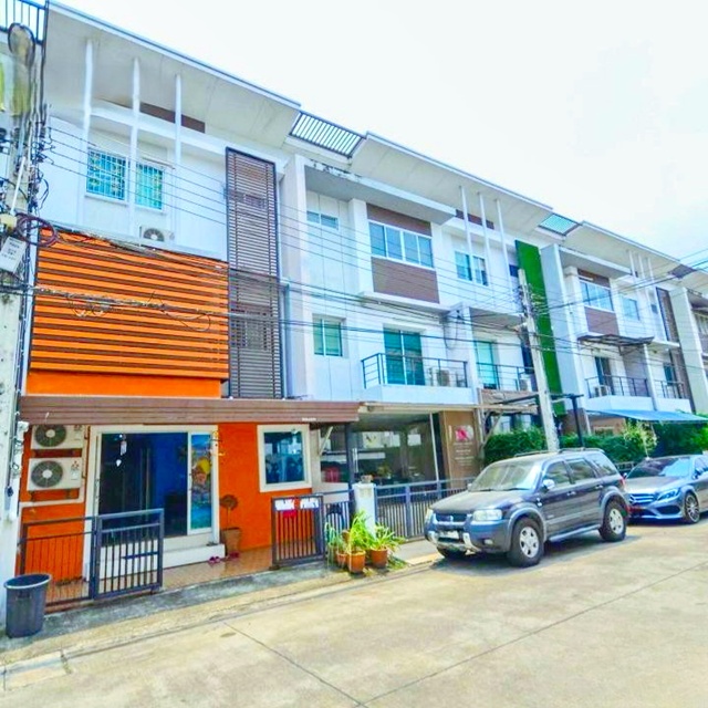 สุขุมวิท77 ทาวน์โฮม 3ชั้น 3นอน ARLบ้านทับช้าง 900 ม.  3น้ำ วัดกระทุ่มเสือปลา 20ตร.ว. 230ตร.ม.18,998B-M.ขาย 3.79ลบ. ดีไซน์โมเดิร์น สภาพดีเยี่ยม ทำเลอ่อนนุช ประเวศ เดินทางสะดวก ใกล้ตลาดเอี่ยมสมบัติ 2 กม. ทางด่วน และแหล่งไลฟ์สไตล์ ทำเลศักยภาพ เชื่อมต่อพัฒนาการ ประเวศ OnNut Sukhumvit77 3story townhome 3bed 3bath ARL BanThapChang 900m.  Wat KrathumSueaPla 20sq.wa. 230sq.m. rent 18,998B-M selling price 3.79million Bath modern design excellent condition convenient location in On Nut Prawet close to Eiamsombat Market 2 km. expressway and lifestyle amenities potential area connecting to Pattanakarn a