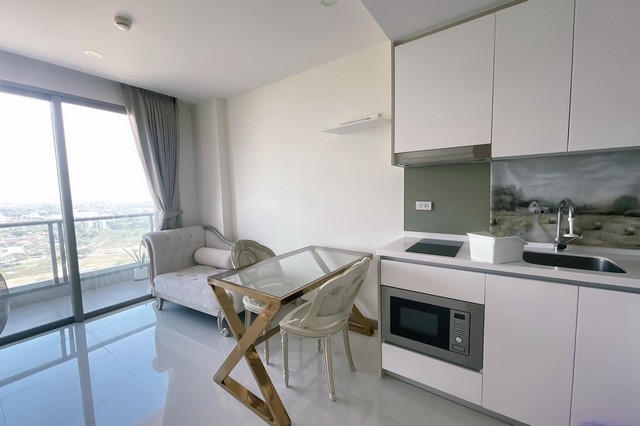 ขายคอนโด The Riviera Jomtien เดอะ ริเวียร่า จอมเทียน จากราคา3,400,000ลดราคาเหลือเพียง 3,290,000 บาทค่าโอนคนละครึ่งเบอร์โทร082-3253448ห้องขนาด 34.6 ตร.ม. วิวเมือง ห้องพร้อมเฟอร์นิเจอร์และเครื่องใช้ไฟฟ้า ห้องตกแต่งให้สวยงามโครงการสุดหรูหราใกล้หาดจอมเทียน เดินทางสะดวก สามารถเดินลงทะเลได้ ส่วนกลางอลังการและครบครัน สระว่ายน้ำวิวทะเลที่สวยงามชั้น 37,42 , สระว่ายน้ำสไตล์รีสอร์ทขนาดใหญ่ , สวนข