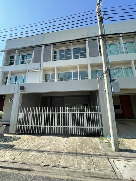 ให้เช่าทาวน์โฮม 3 ชั้น 200 ตรม 3 ห้องนอน โครงการ โนเบิลคิวบ์ พัฒนาการ ใกล้สวนส่วนกลาง ใกล้ทางด่วน ใกล้ทองหล่อ *** ราคาเช่า 48,000 บาท/เดือน ติดต่อ:: ชยา โทร/ID Line:: 0942823961   Link Line:: https://line.me/ti/p/3xFA1An8Kcรหัส # T26-460ทาวน์โฮม 3 ชั้น โครงการ โนเบิลคิวบ์ พัฒนาการ ใกล้สวนส่วนกลาง ใกล้ทางด่วน ใกล้ทองหล่อ – ขนาด 20 ตรว.– พื้นที่ใช้สอย 200 ตรม.– 3 ห้องนอน – 3 ห้องน้ำ– 2 ที่จอดรถ  – ทำเลดีเพียง 3 กม.จากทองหล่อสิ่งอำนวย�